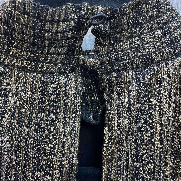 VINCE CAMUTO Gold Smocked Neck Metallic Top Women’s Medium NWT NEW - Picture 12 of 14